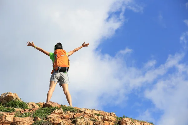 Vrouw backpacker klimmen naar berg — Stockfoto