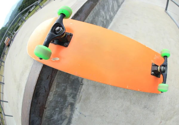 Cubierta de skate en el parque — Foto de Stock