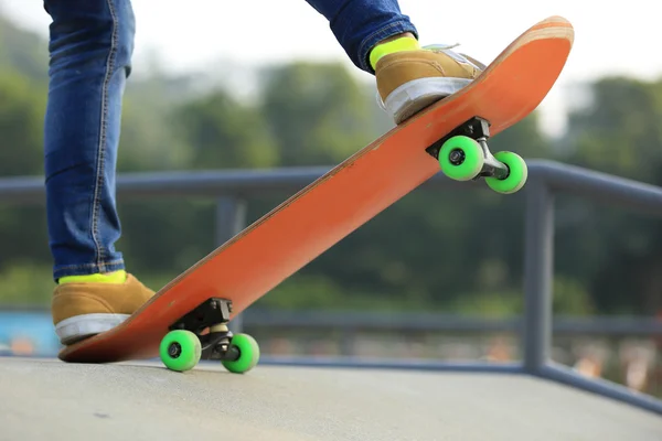 Skatista feminina no skatepark — Fotografia de Stock