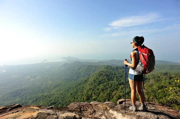Jonge vrouw backpacker op berg — Stockfoto