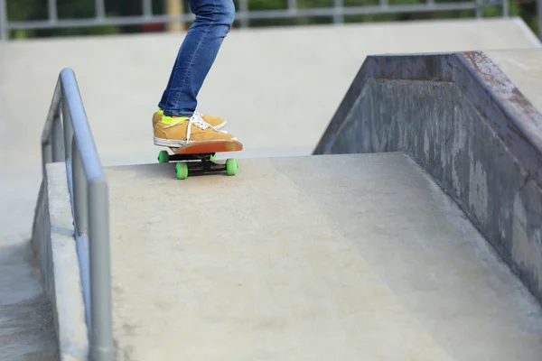 Kaki Skateboarding di skatepark — Stok Foto