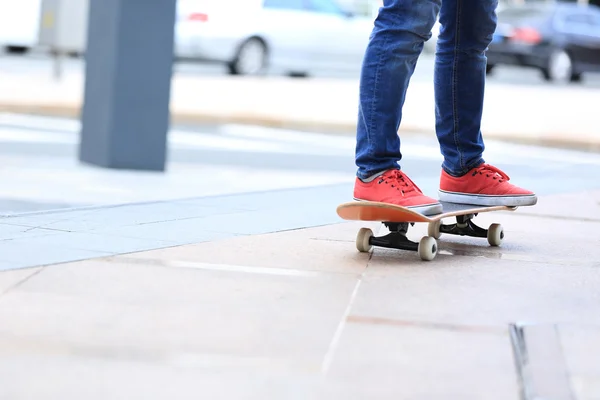 Ženské skateboardista s Radou — Stock fotografie