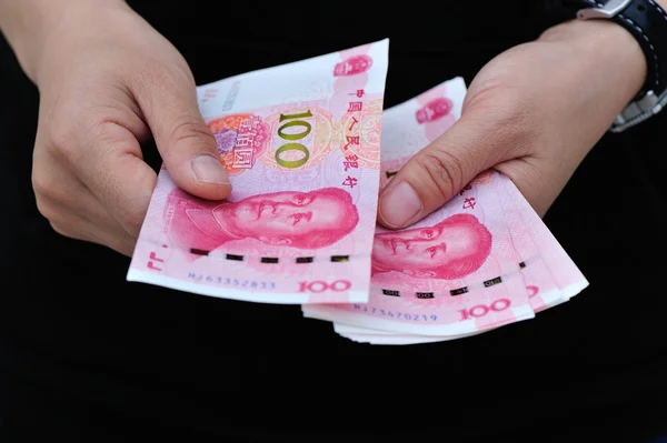 Hands with yuan money bills — Stock Photo, Image