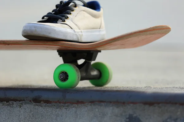 Tiener sneaker op skateboard — Stockfoto