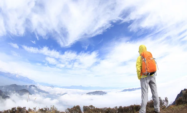 Mulher caminhando no pico da montanha — Fotografia de Stock