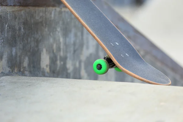 Deck de skate no parque — Fotografia de Stock