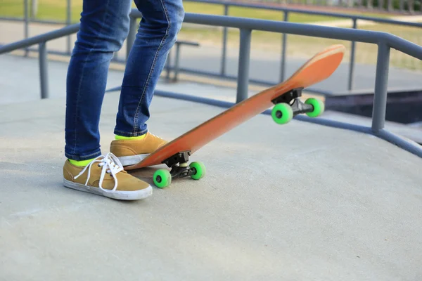 Skatepark, Bayan kaykaycı — Stok fotoğraf