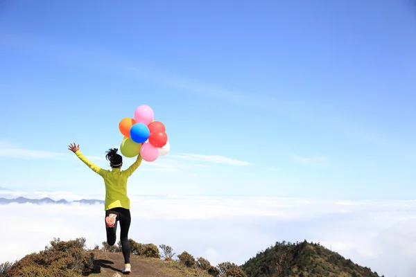 Juichende vrouw met kleurrijke ballonnen — Stockfoto