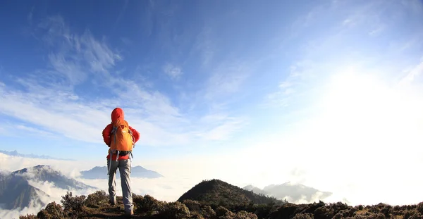 Mujer mochilero en pico de montaña —  Fotos de Stock