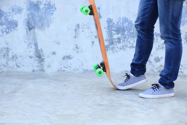 Skateboarding legs at skatepark — Stock Photo, Image