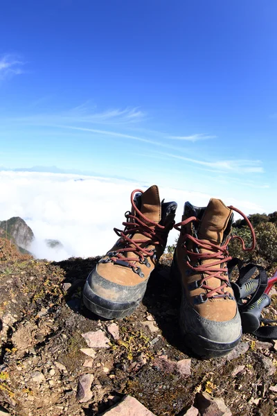 Botas de caminhada no pico da montanha — Fotografia de Stock