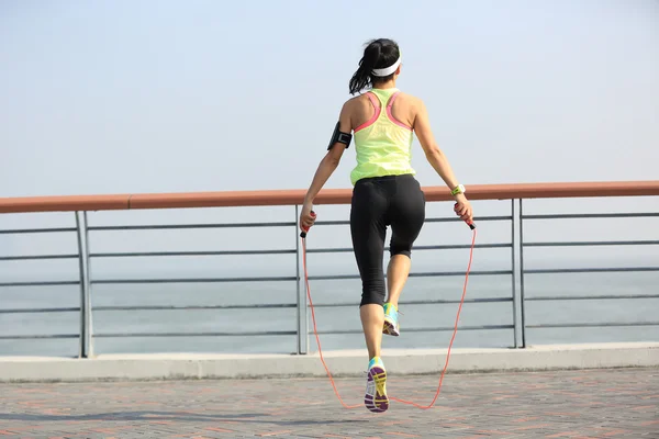 Fitness vrouw springtouw — Stockfoto