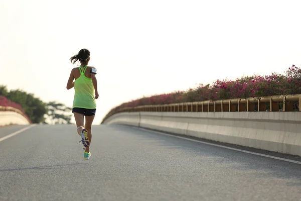 在道路上运行的女跑步运动员 — 图库照片