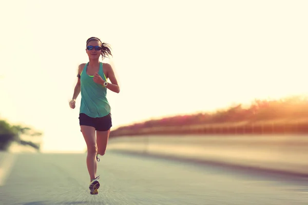 Femme coureuse courir sur la route — Photo