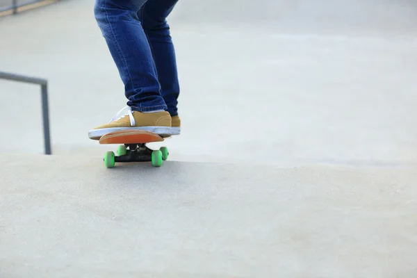 Skateboarder femminile allo skatepark — Foto Stock