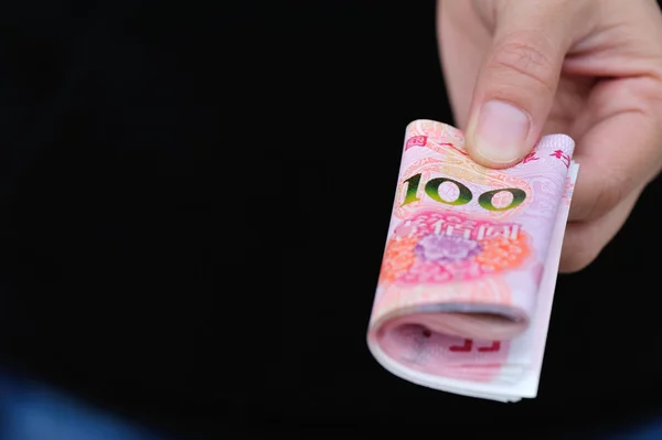 Yuan para faturaları eliyle — Stok fotoğraf