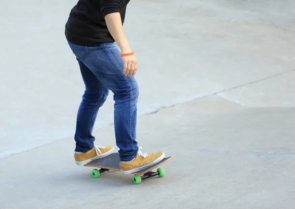 Скейтбордистка в скейтпарке — стоковое фото