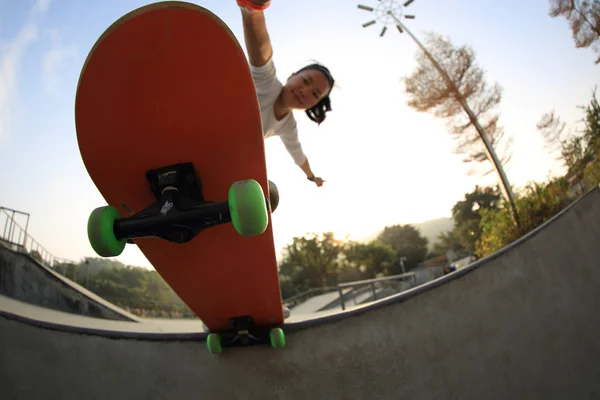 Vrouwelijke skateboarder met bord — Stockfoto