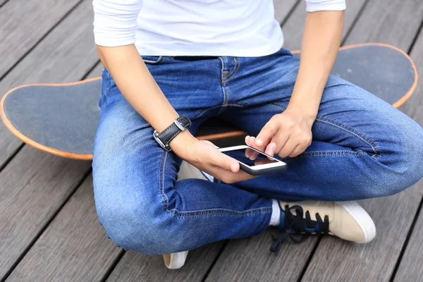 Vrouwelijke skateboarder met bord — Stockfoto