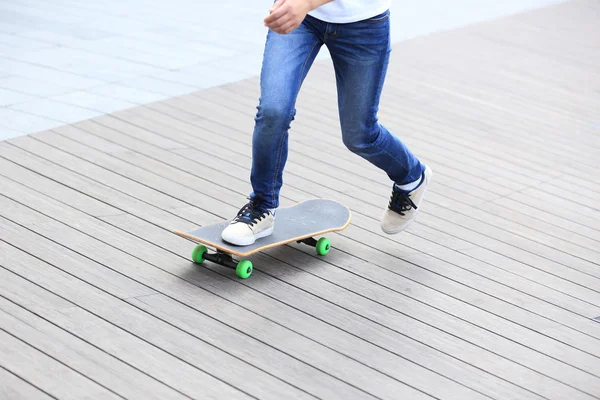 Скейтбордистка с доской — стоковое фото