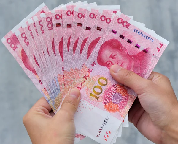 Hands with yuan money bills — Stock Photo, Image