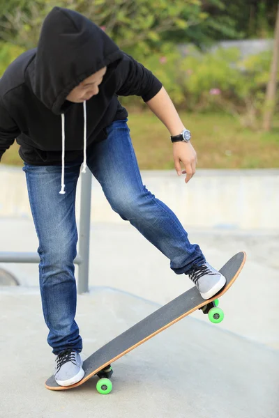 Skateboarder femminile allo skatepark — Foto Stock