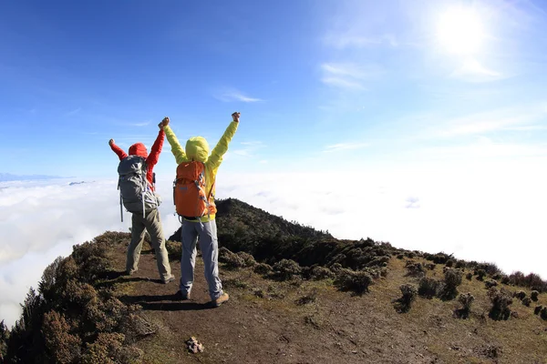 Succesvolle juichende backpackers — Stockfoto