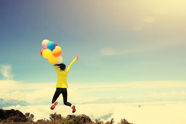 Jásající žena s barevnými balónky — Stock fotografie