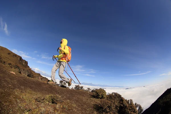 Woman backpacker hiking — Stock Photo, Image