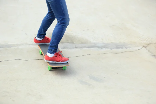 Gambe da skateboard allo skatepark — Foto Stock