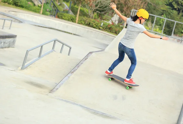 Skateboarding kobieta w skateparku — Zdjęcie stockowe
