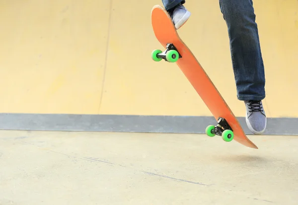 Skateboarder πόδια στο πάρκο skate — Φωτογραφία Αρχείου