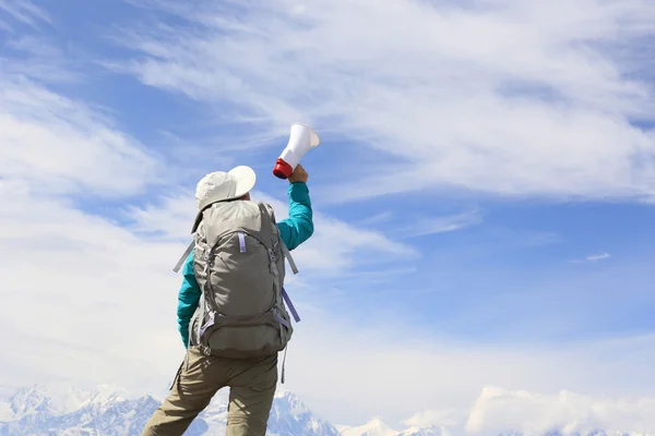 Vrouw backpacker met luidspreker — Stockfoto