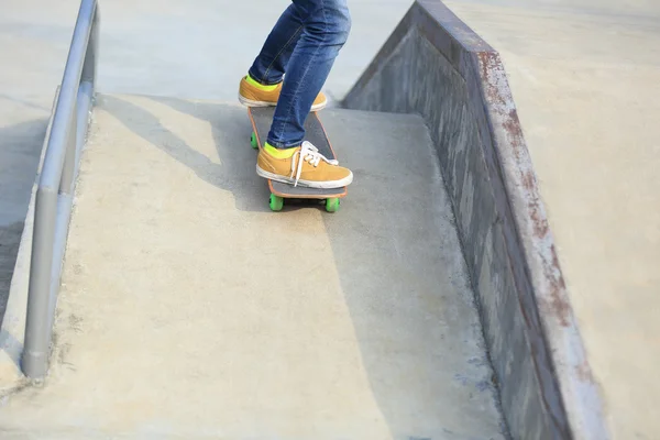 Skateboarden benen in skatepark — Stockfoto