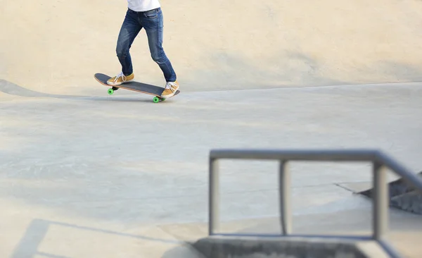 Skatepark, Bayan kaykaycı — Stok fotoğraf