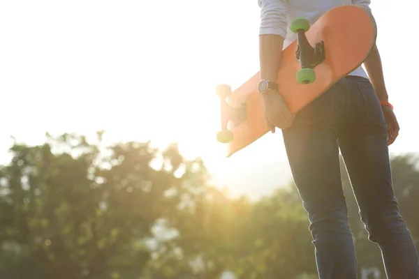 Patinadora femenina con tabla — Foto de Stock