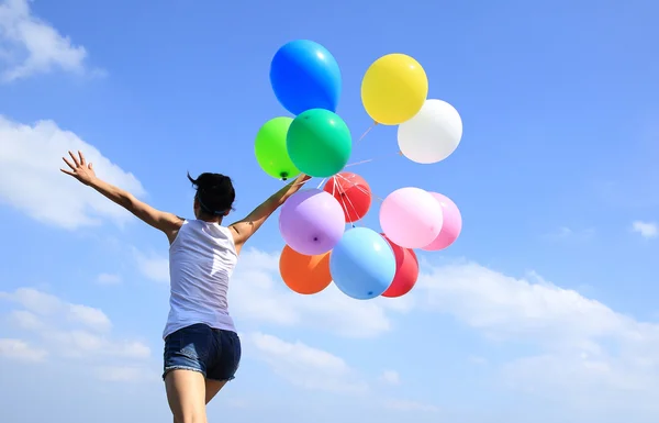 Весела жінка з різнокольоровими кульками — стокове фото