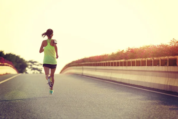 Yolda çalışan kadın runner — Stok fotoğraf