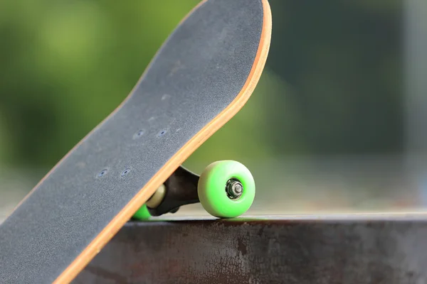 Скейтборд палуба в парку — стокове фото