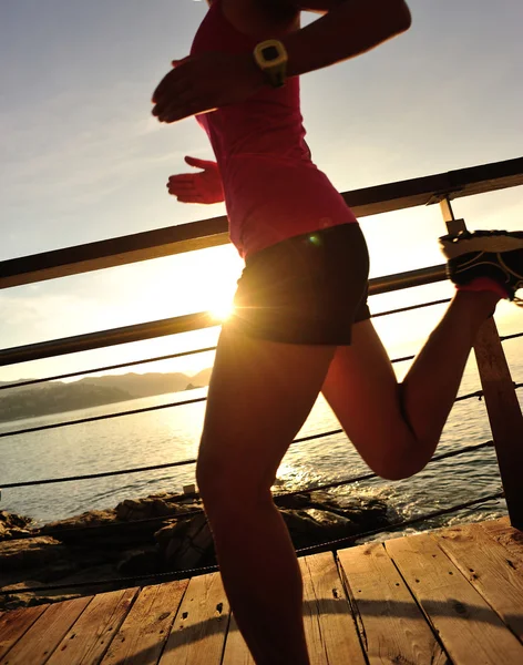 Fitness donna corridore sul lungomare — Foto Stock