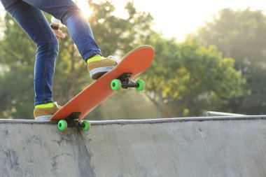 Yönetim Kurulu ile Bayan kaykaycı