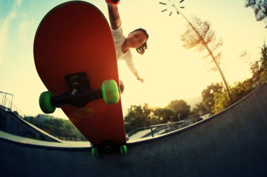 Yönetim Kurulu ile Bayan kaykaycı