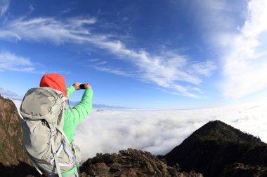 Asyalı kadın backpacker alarak phot