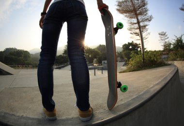 Yönetim Kurulu ile Bayan kaykaycı