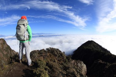 kadın backpacker dağ tepe üzerinde