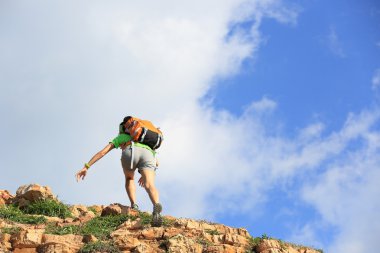 kadın backpacker Dağı'na tırmanma