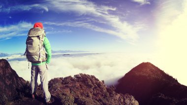 kadın backpacker dağ tepe üzerinde