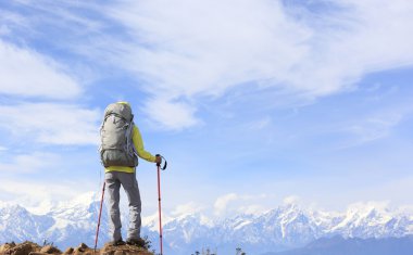 genç kadın uzun yürüyüşe çıkan kimse