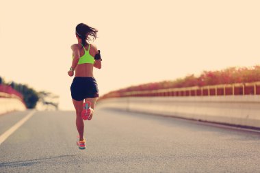 yolda çalışan kadın runner