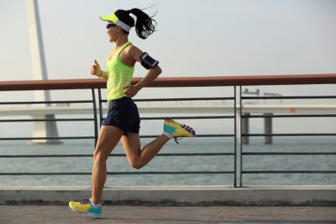 Genç fitness kadını